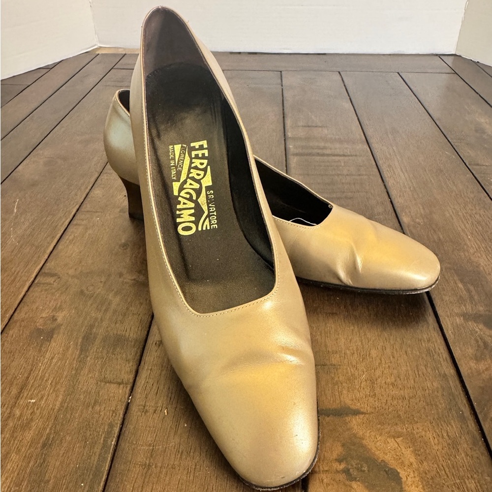 Salvatore Ferragamo Gold Leather Low Heel Pumps – Size 7